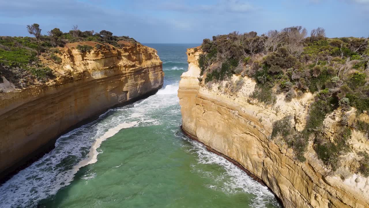 Dramatiska kustklippor och vågor vid Great Ocean Road