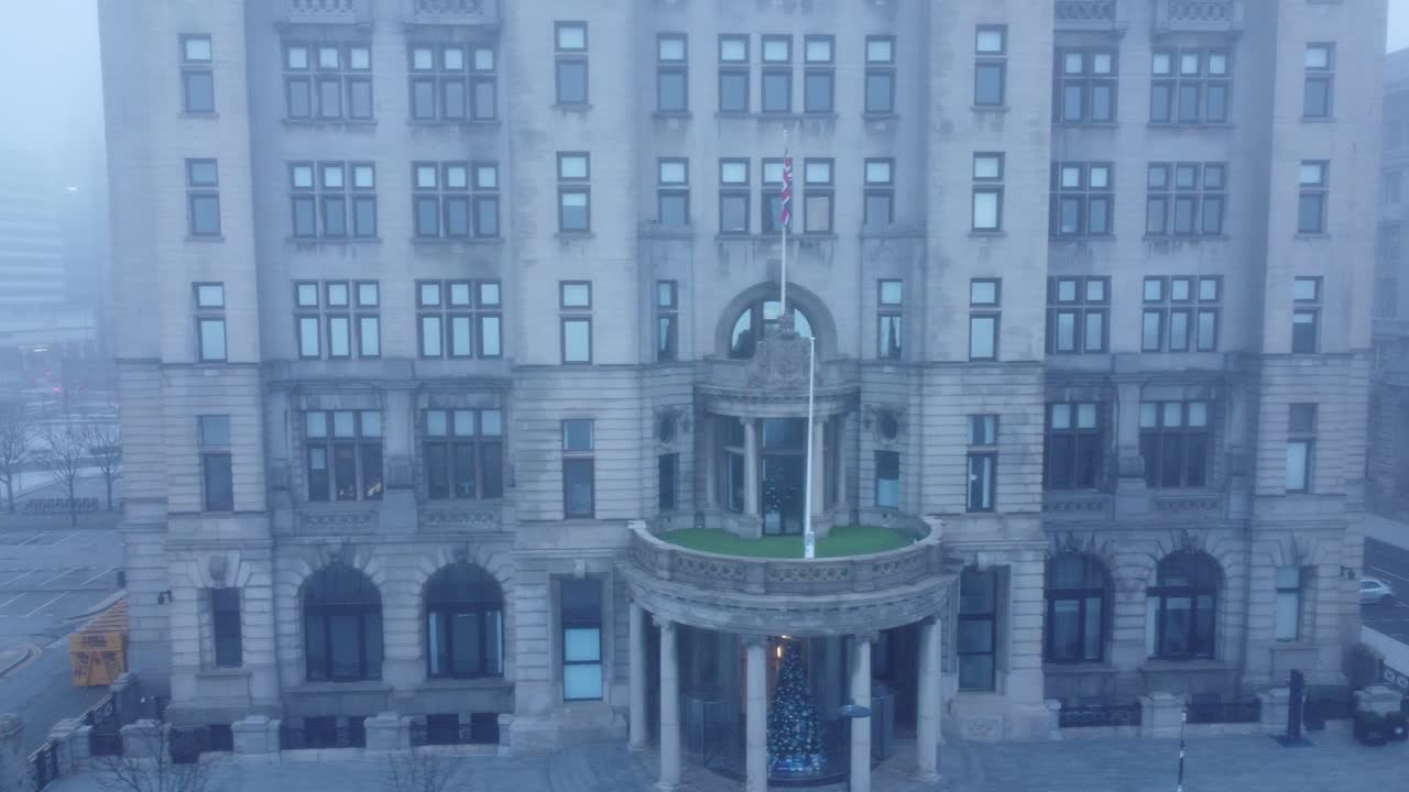 유령처럼 짙은 도시 안개 공중에서 볼 수 있는 차가운 시내 마법의 스카이라인 뒤로 당기기 돌리 왼쪽