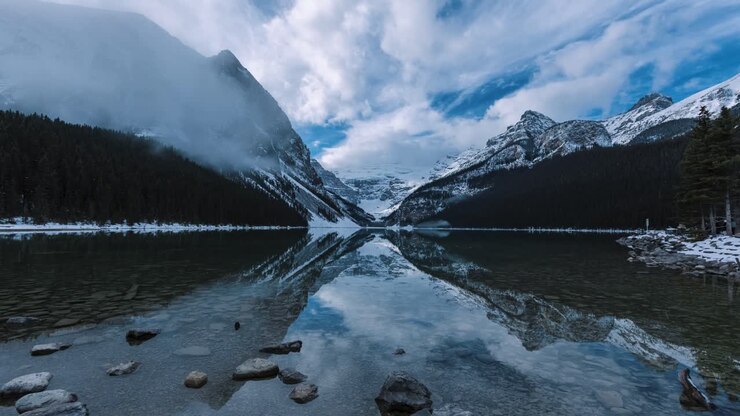 Zeitrafferaufnahme von Nebel und Wolken, die sich im Winter im Banff National Park über den Lake Louise bewegen