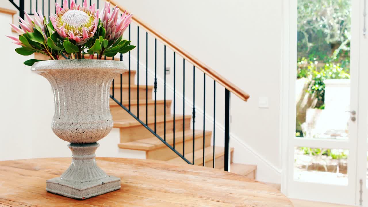 hijo y padre viendo la televisión en la sala de estar
