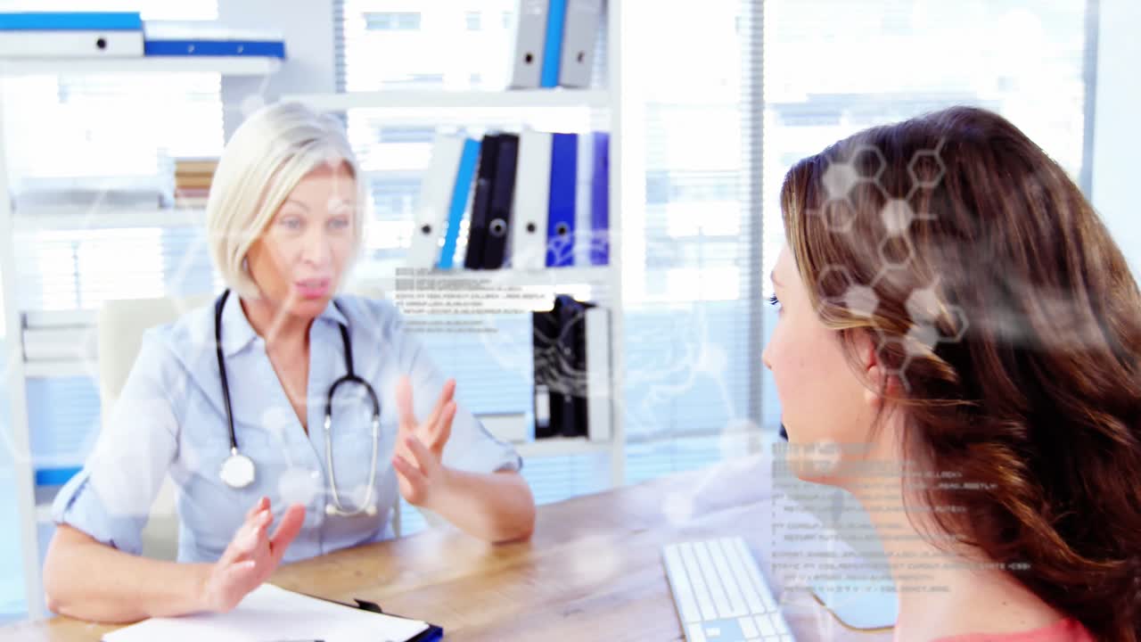 animación de fórmulas químicas y procesamiento de datos sobre mujer caucásica y médica