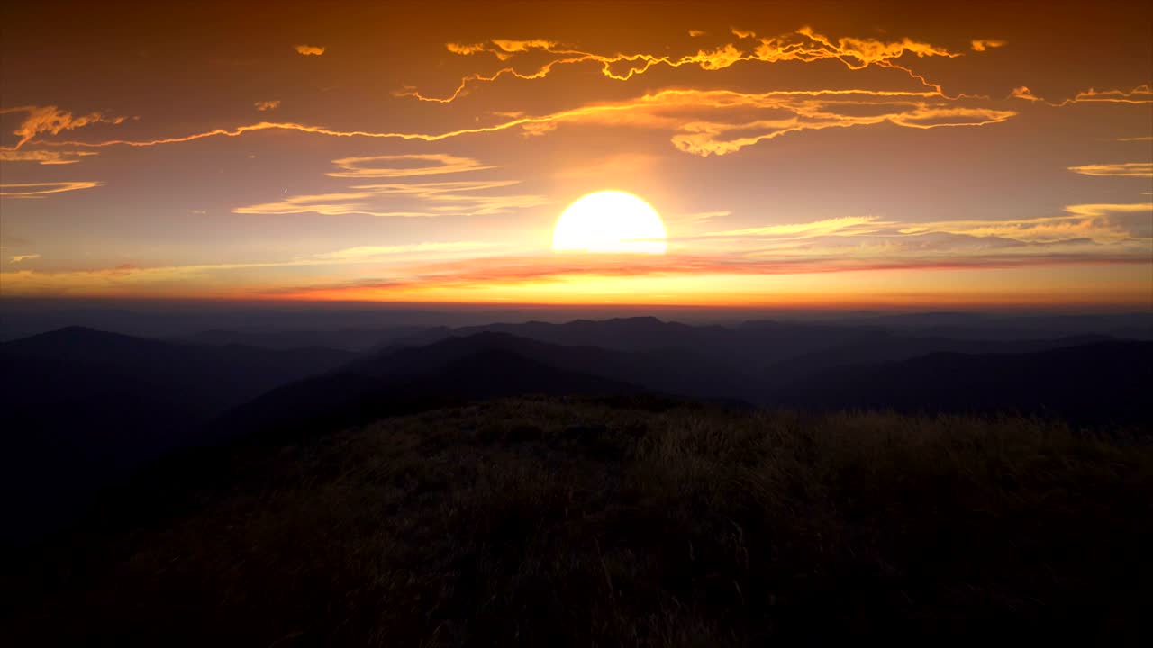 el pintoresco paisaje de las montañas en el fondo del amanecer.