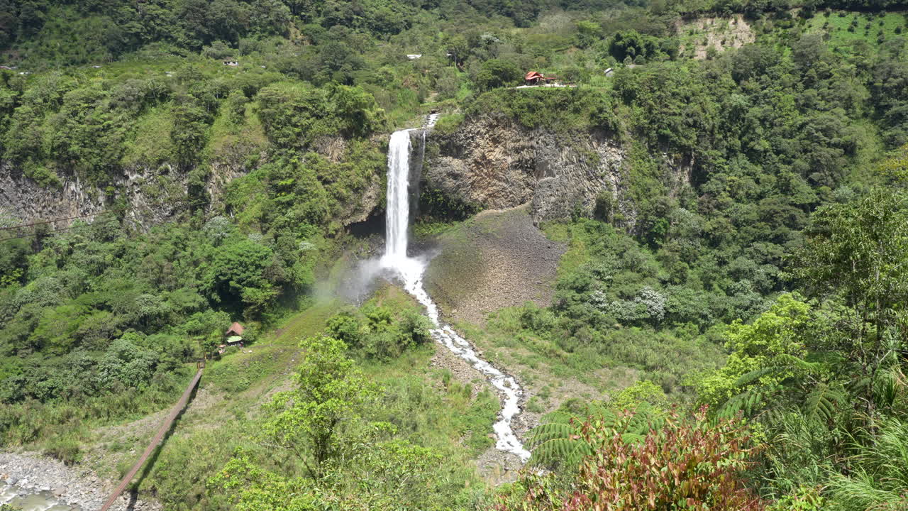 una amplia vista de la cascada llamada "manto de la novia" en ecuador