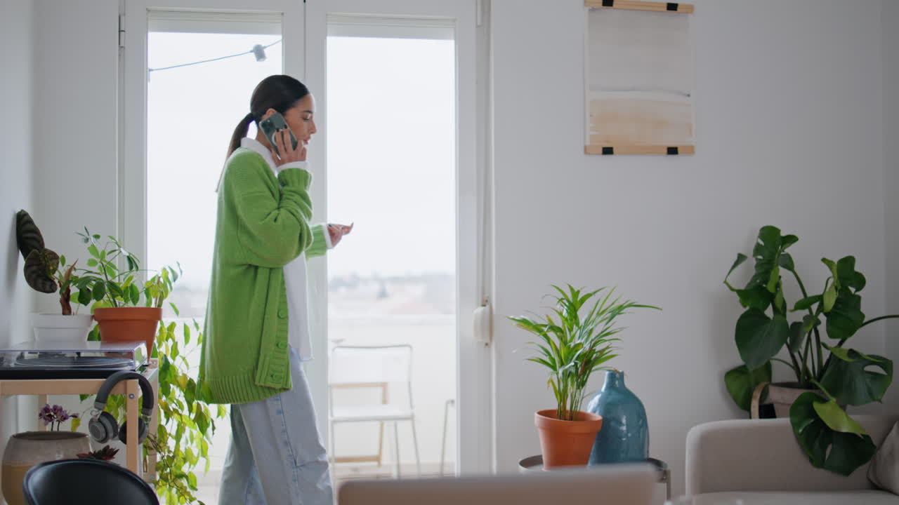 편안한 소녀가 드폰으로 전화를 하고 등대를 건너고 있다. 여자 전화를 하고 있다.