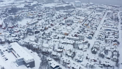 Luftdrohnenaufnahme-Der-Stadt-Kirkenes-In-Norwegen