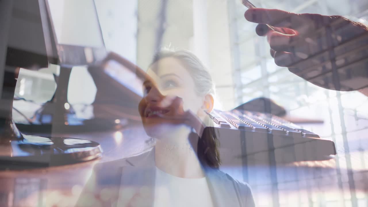 행복한 백인 사업가보다 컴퓨터를 사용하는 백인 남자의 손의 애니메이션