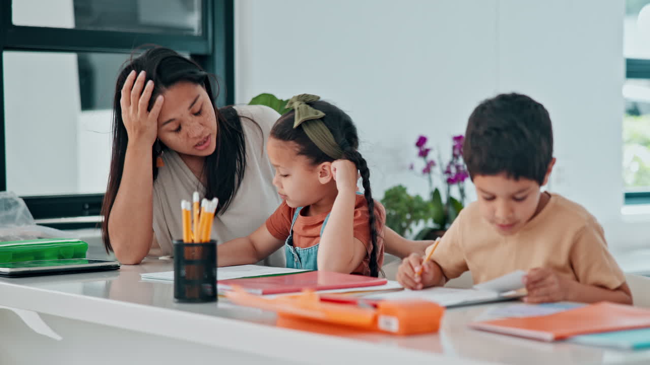 어머니가 집에서 아이들의 숙제를 도와주는 것