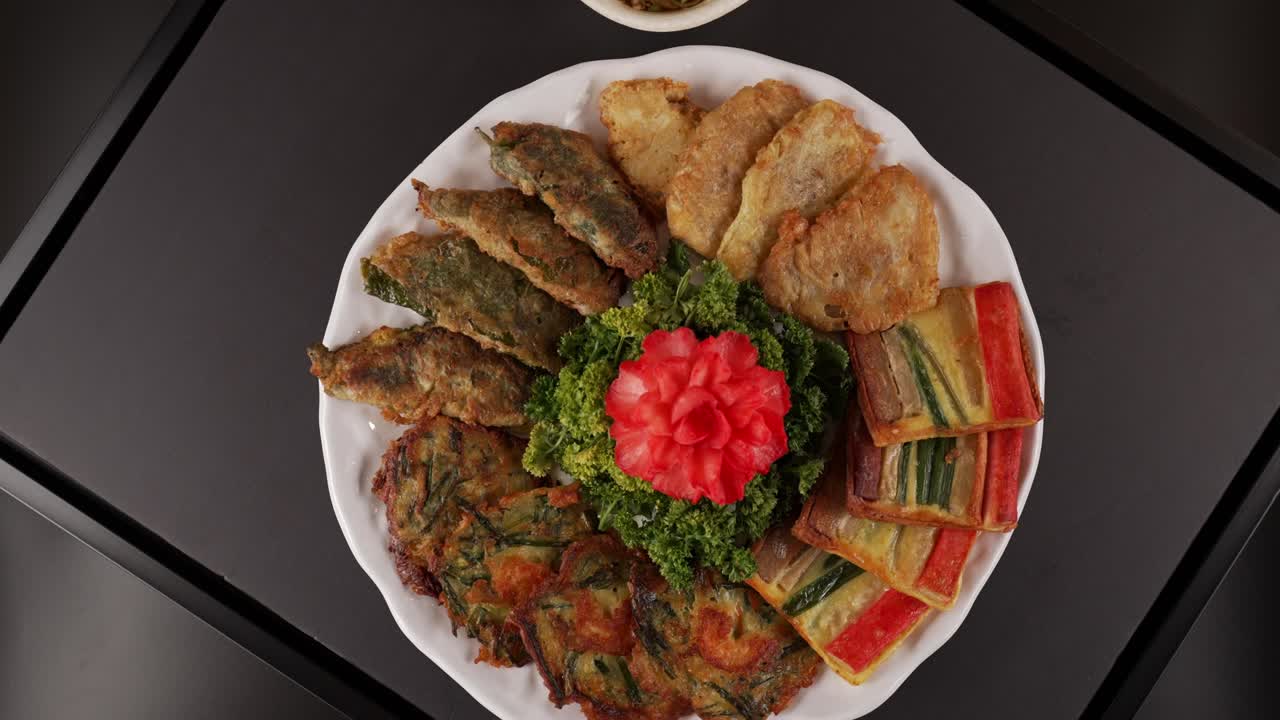 A crunchy mix of pan-fried jeon, perfectly balanced and best with dipping sauce. 바삭한 모둠전, 조화로운 맛과 식감, 간장 소스와 잘 어울림.