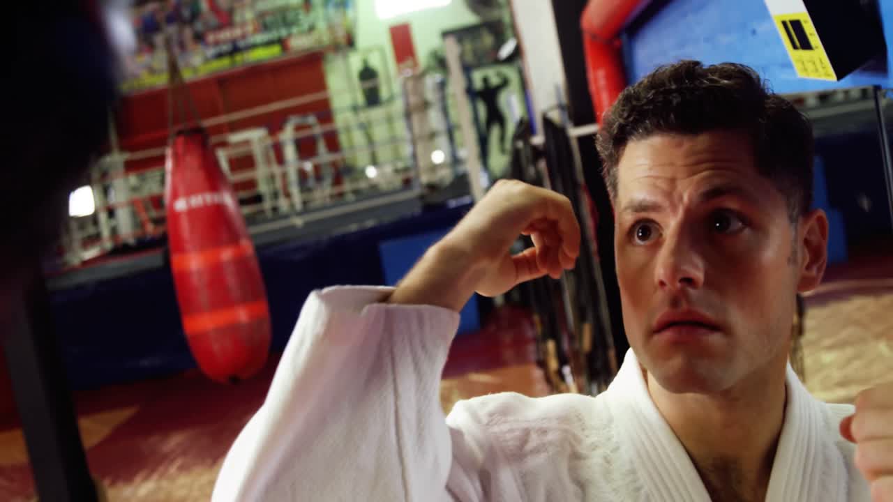 상투 가방 을 들고 카라테 를 연습 하는 사람