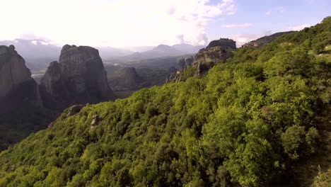 Hermosa-Antena-Sobre-Las-Formaciones-Rocosas-Y-Los-Monasterios-De-Meteora,-Grecia-11