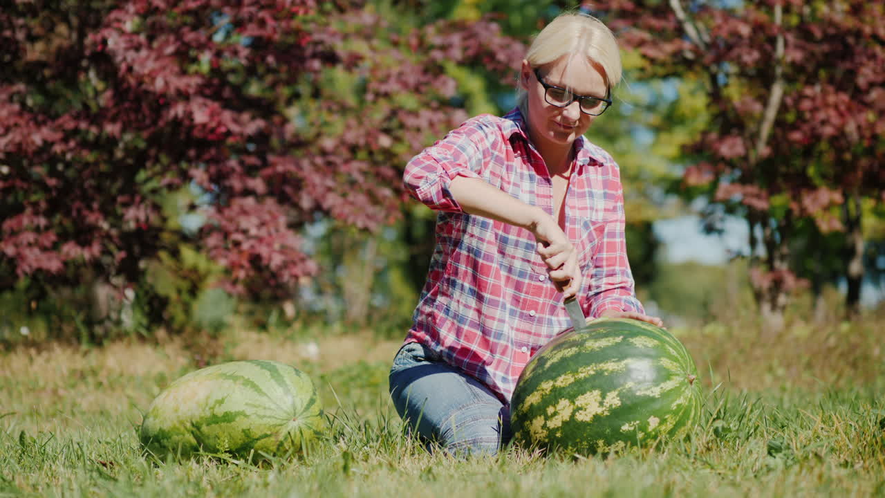 mujer tallando sandias