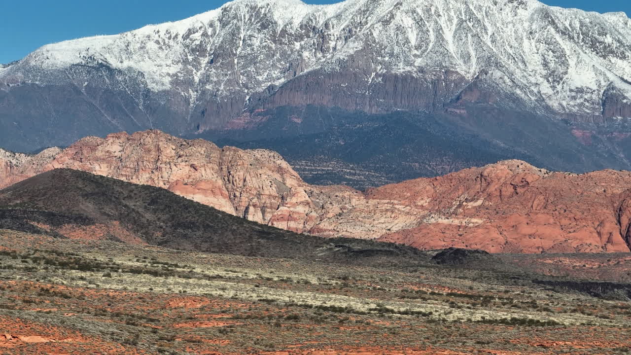 Panoramica aerea di formazioni di arenaria rossa coperte da una soffice neve invernale