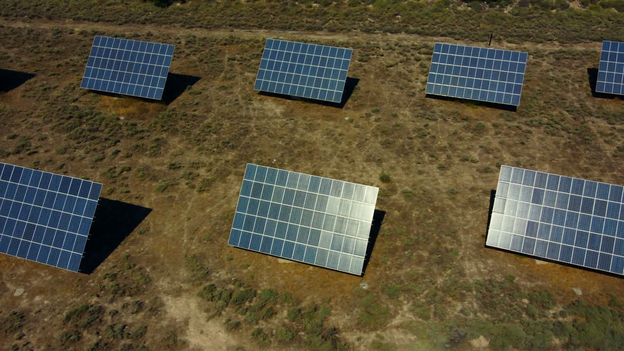 Vista aerea di un parco fotovoltaico in un luogo desertico