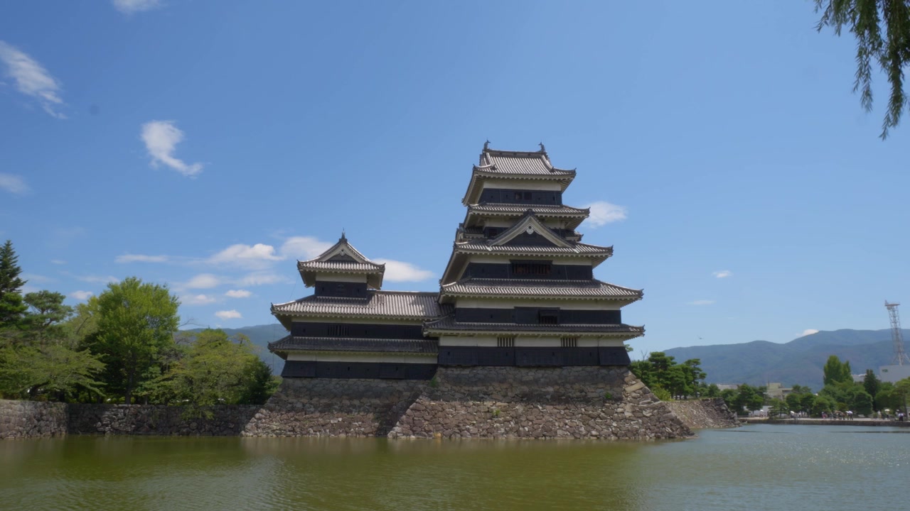 Matsumoto Slot - Krågeslottet i Nagano, Japan. - vidvinkelbillede