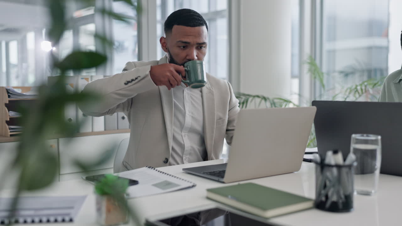 Bærbar computer, kaffe og forretningsmand på kontor