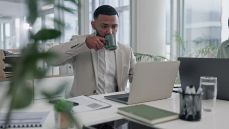 Ordenador-Portátil,-Café-Y-Hombre-De-Negocios-En-La-Oficina