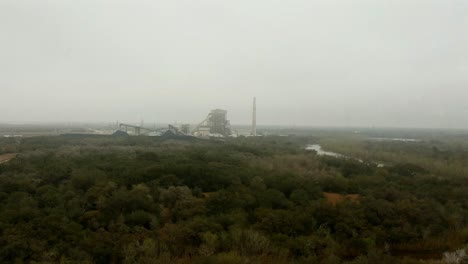 niebla sobre un antiguo molino en texas