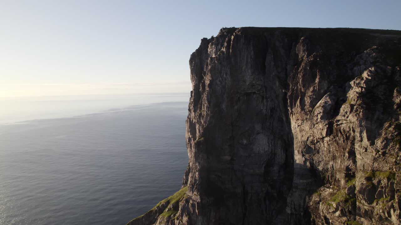 toma aérea del pico rocoso de ryten de gran altura en una hermosa vista del paisaje marino, playa de kvalvika