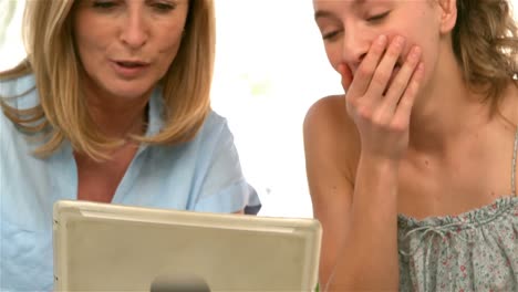 madre e hija usando la tableta