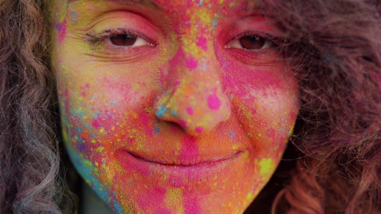 Donna con pittura facciale Holi