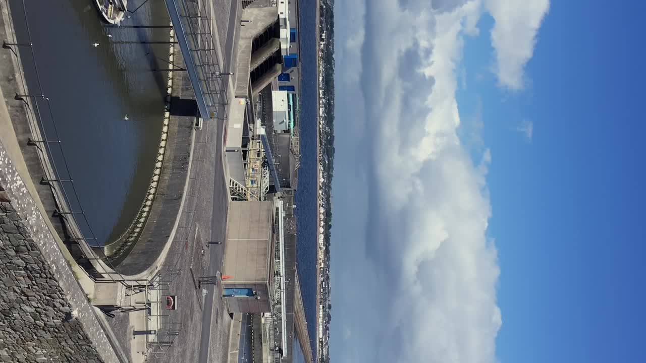 원형 정화기를 가진 폐수 처리 시설의 수직 촬영