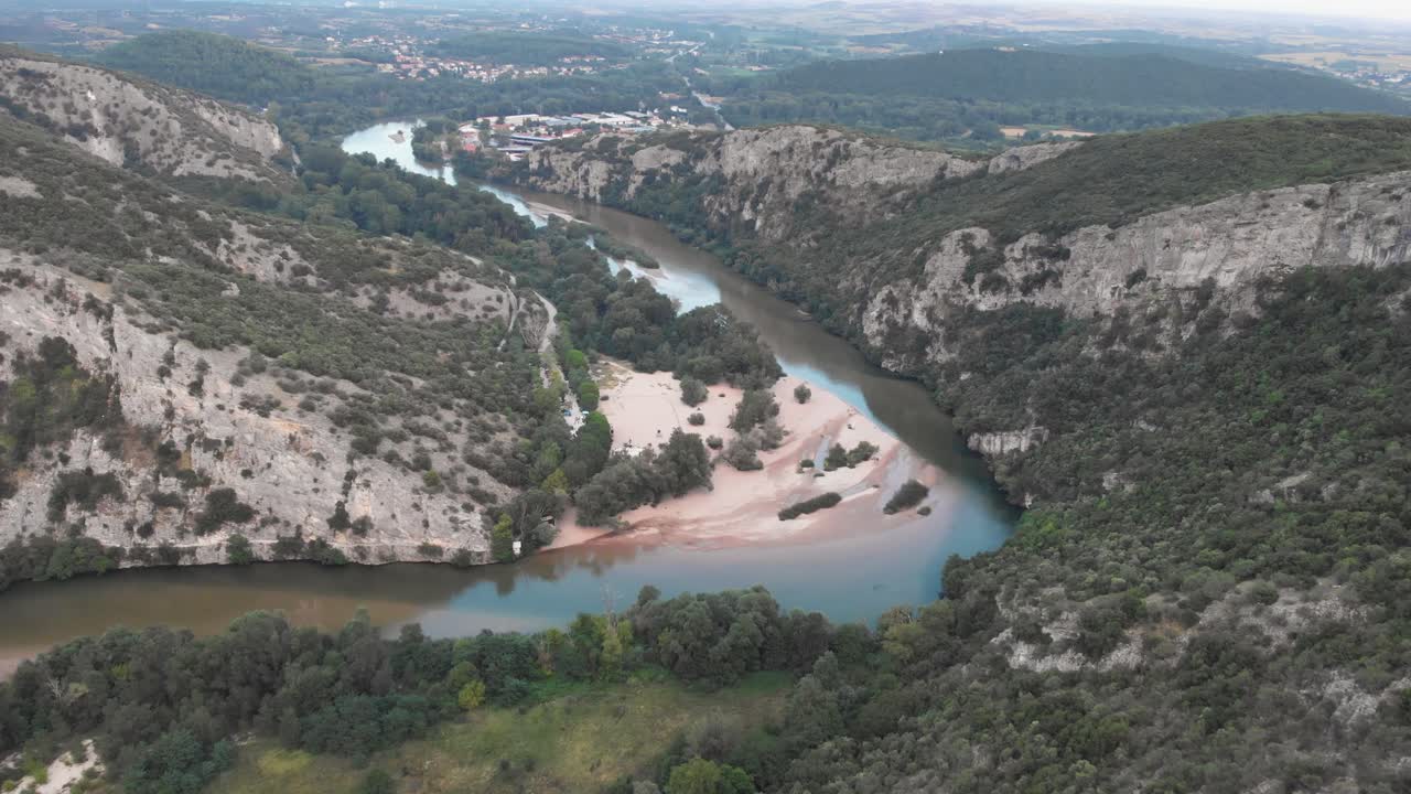 video de drones volando sobre nestos winding river grecia summer day wide shot
