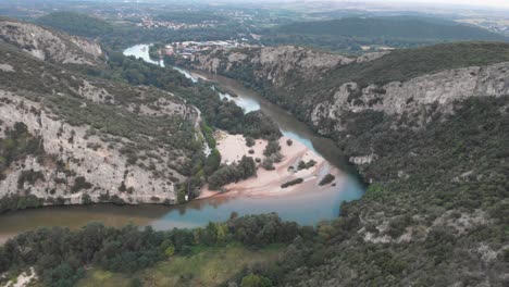 Drohnenvideo,-Das-über-Den-Gewundenen-Fluss-Nestos-In-Griechenland-Fliegt,-Sommertag,-Weitwinkelaufnahme