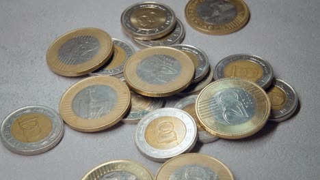 monedas de forint húngaro que caen