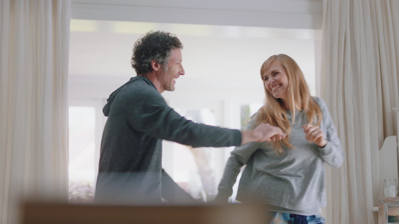 행복한 젊은 커플이 집에서 춤을 추고 축하하고 재미있는 주말 아침 함께 침실에서 재미있는 춤을 즐기고 성공적인 관계 축하 4k 영상