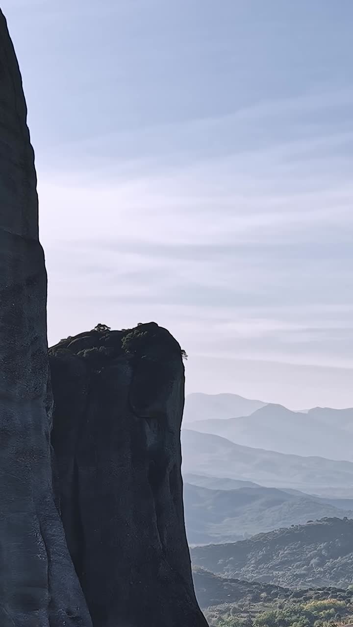 Splendida vista di scogliere rocciose e montagne in Grecia