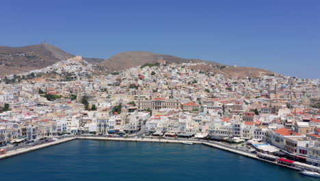 aerial: vista panorámica lenta de la pintoresca ciudad de emoupoli en la isla de siros, cícladas, grecia