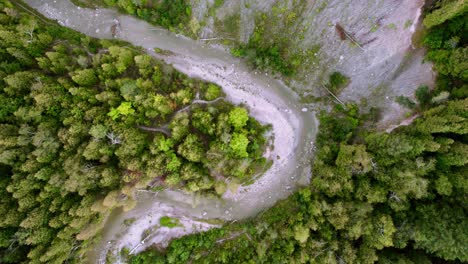 Felsiges,-Erodiertes-Flussufer-Mit-Steiler-Klippe,-Schlängelnder-Waldlandschaftsansicht-Von-Oben