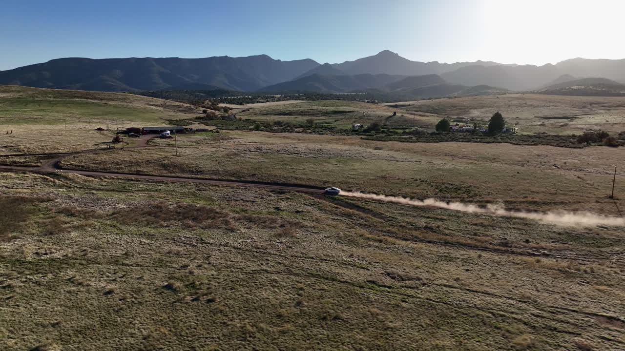 imagen de avión no tripulado de un coche conduciendo en un camino de tierra en willcox, arizona, imagen aérea de seguimiento
