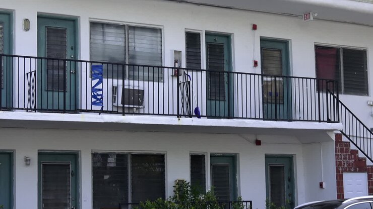 Esterno giorno, condominio in estate o primavera, secondo piano