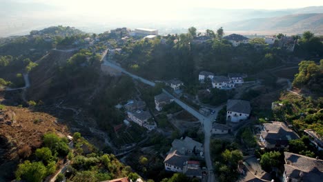 Amanecer-En-Gjirokaster,-Antigua-Ciudad-En-Albania-Con-Casas-Antiguas-Y-Montañas