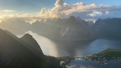 montañas junto al mar durante la hora dorada al atardecer filmadas desde la cima de un pico