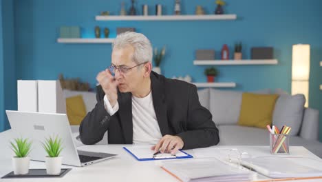 el trabajador de oficina en casa ve su fracaso en la computadora portátil.
