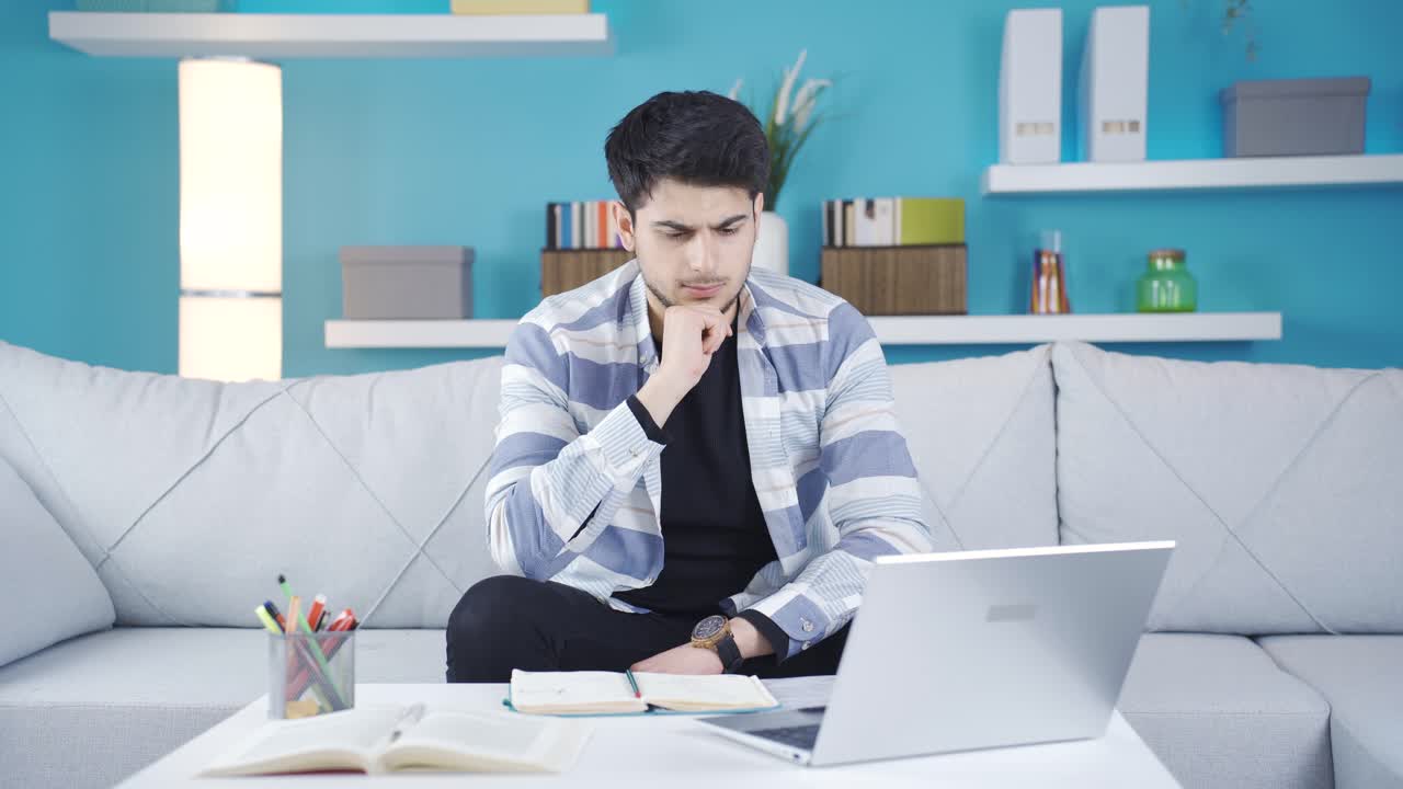 joven con pensamientos en la cabeza.