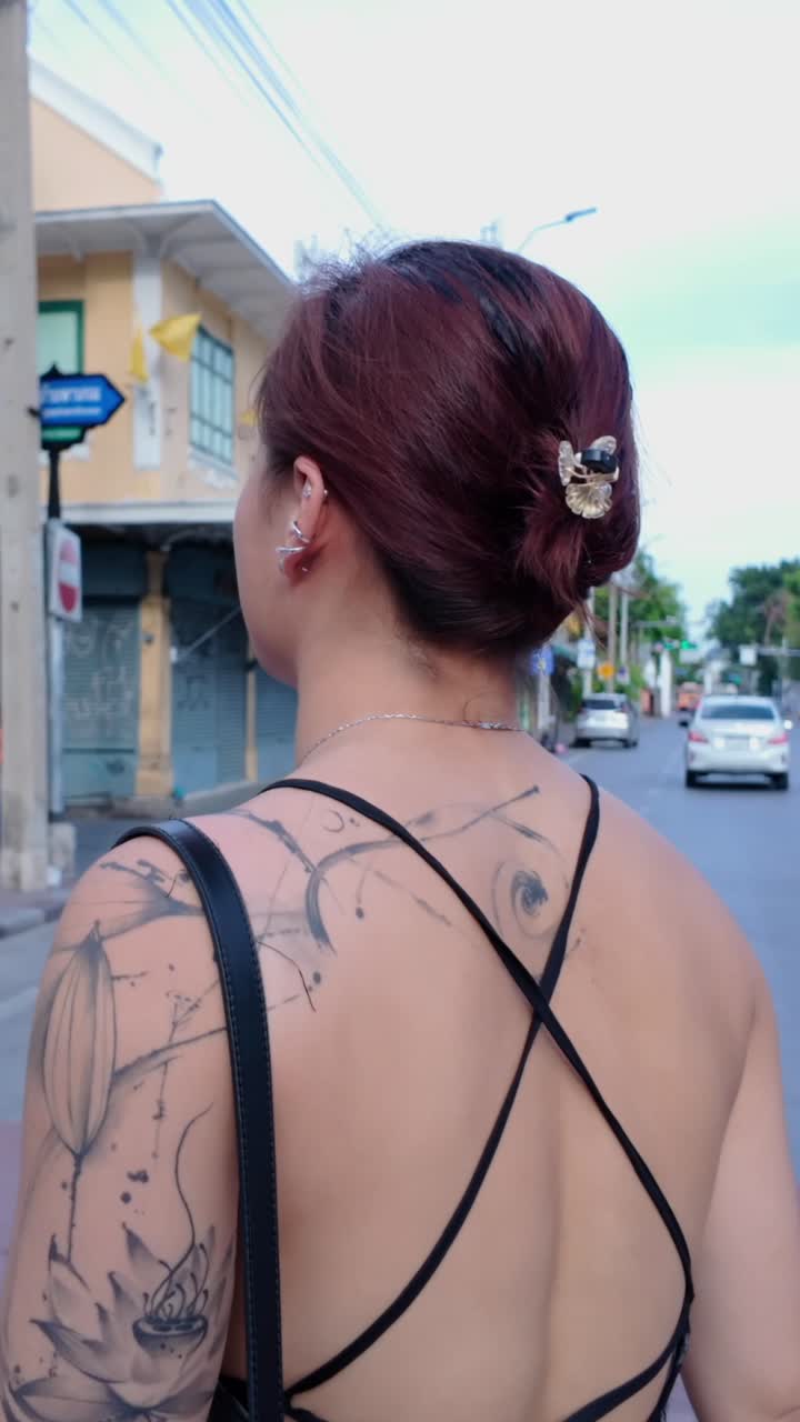 Mujer con un tatuaje en la espalda