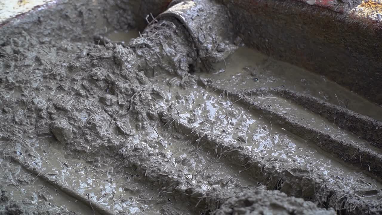 건설 현장에서 거푸집 공사에 쏟아지는 유동 콘크리트 혼합물