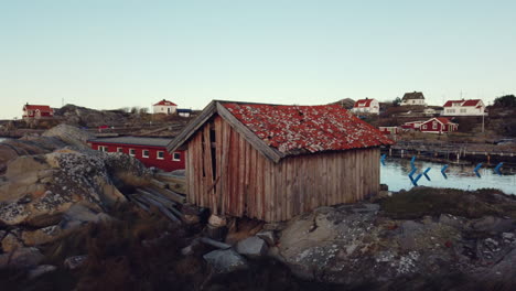 Típica-Cabaña-Roja-De-Madera-Nórdica-En-Un-Pueblo-De-Pescadores-Cerca-De-La-Costa-Sin-Gente-Alrededor,-Tiro-Panorámico,-Concepto-De-Viaje