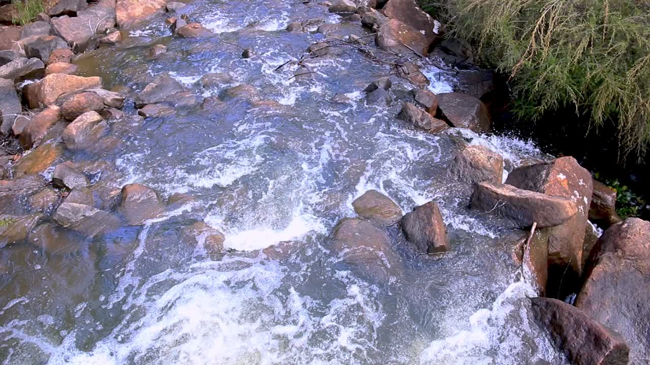 agua corriendo sobre las rocas, inclinación hacia arriba vista del río margaret, australia