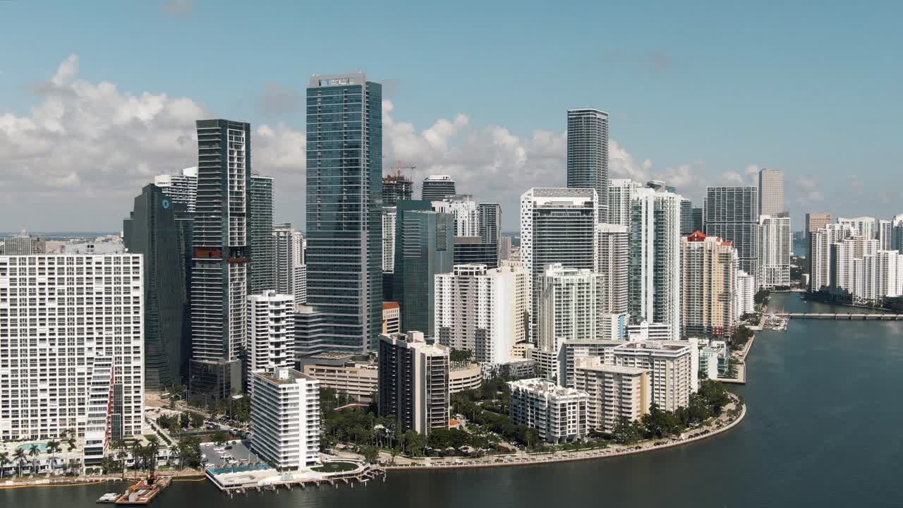 magnífica vista aérea en ascenso del horizonte costero del centro de miami drone 4k