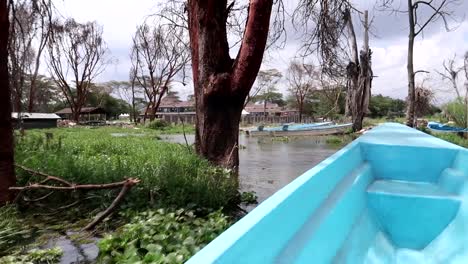 Partiendo-Para-Un-Viaje-En-Bote-Navegando-Lentamente-En-El-Agua-Dejando-Atrás-El-Centro-De-Visitantes-En-Un-Lago-Poco-Profundo