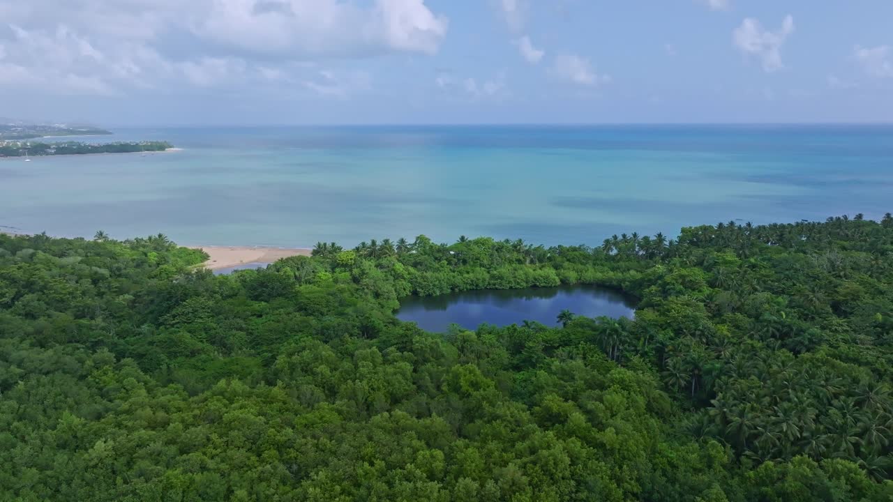 vista aérea de la playa de punta bergantín en puerto plata, que muestra áreas verdes, una laguna serena y la impresionante costa del caribe