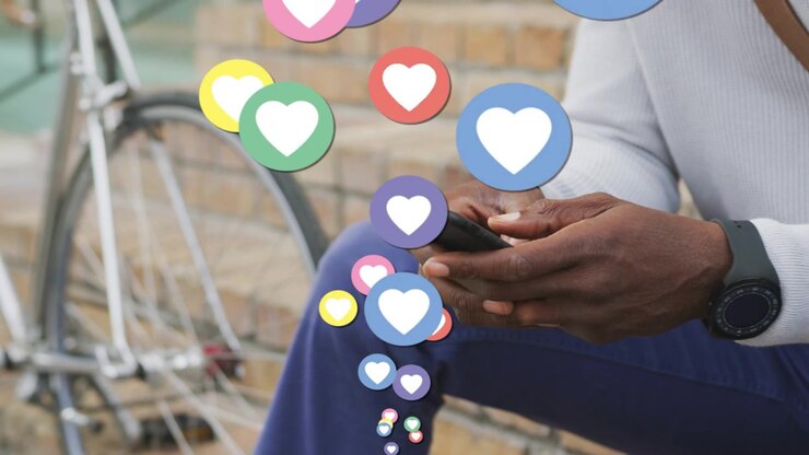 Un homme tapote son smartphone sur un banc, déclenchant des cœurs animés s'élevant au-delà de ses mains pour le marketing social