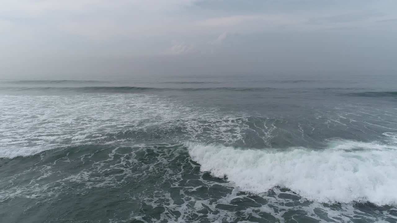 아침에 바다의 파도에 대한 항공 드론 영상
