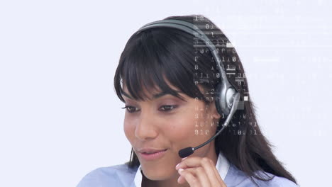 animación de procesamiento de datos de codificación binaria sobre una mujer de negocios usando auriculares de teléfono