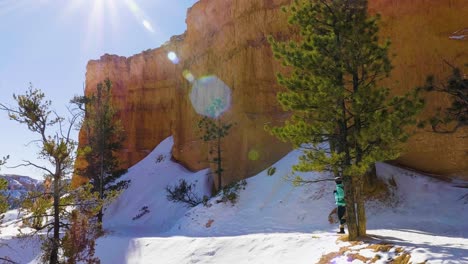 chica mujer senderismo con formación de rocas rojas y nieve cerca de bryce canyon en el sur de utah-9