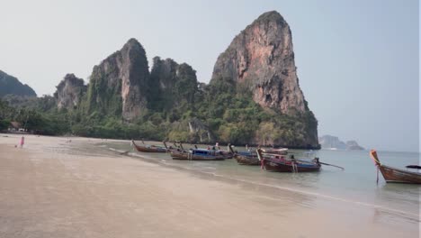 Vista-De-La-Famosa-Playa-Railay-Con-Barcos-Amarrados,-Tailandia